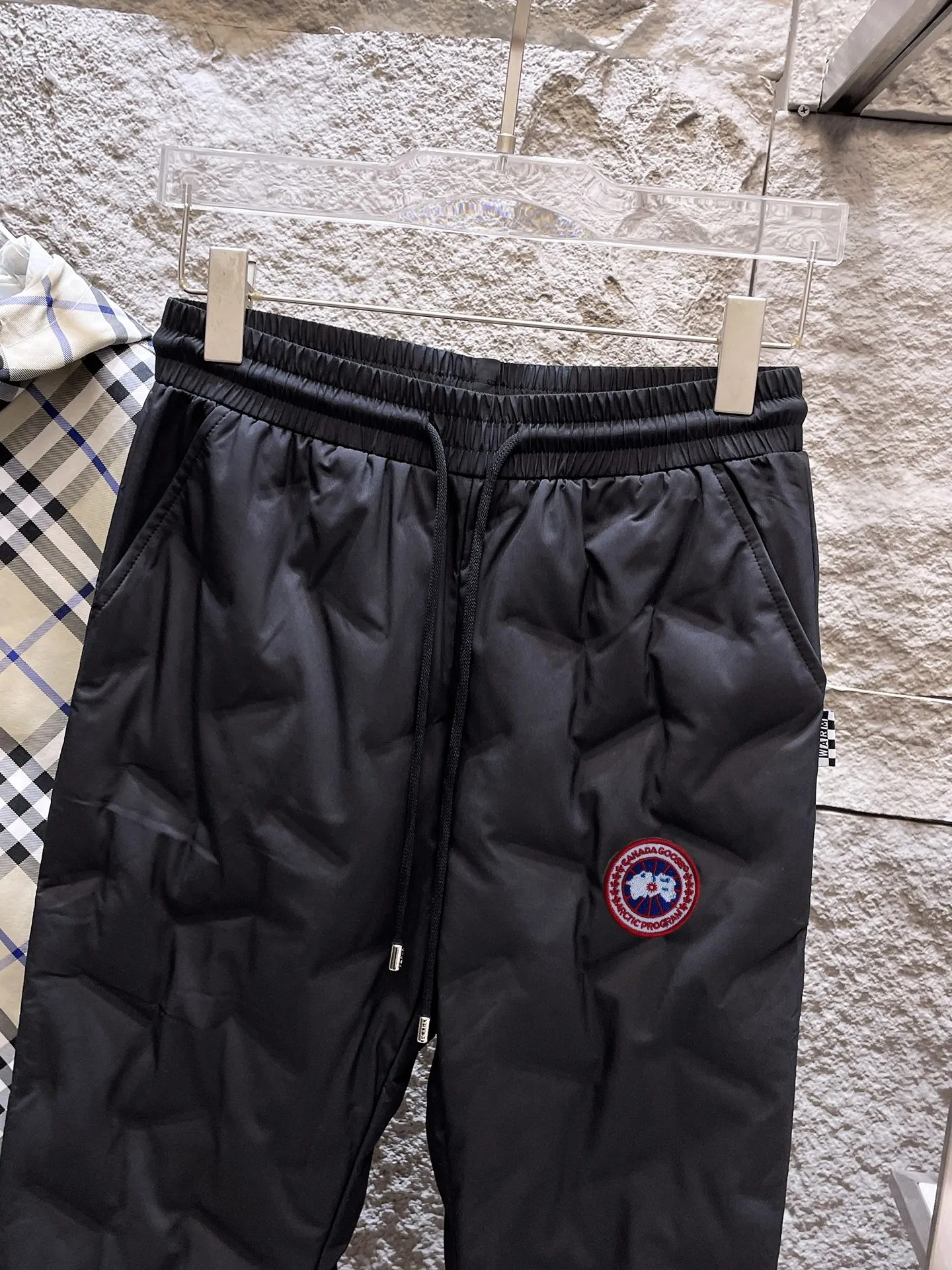 P490 Big Goose🇨🇦🌹25 new autumn and winter thickened warm down pants are here🔥Winter essential outdoor windproof, lockable and warm. Made of professional-grade outdoor windproof, waterproof and breathable fabric. Lining 90% white duck down filling. Lightweight design. Lightweight and warm. Seamless gluing process on the inside. Made of light and gall-free anti-drilling fabric to effectively prevent velvet running. Original hardware accessories. Classic logo matching. Simple and versatile, the upper body is stylish and not bloated. The style is the same for men and women! Size: M-3XL.